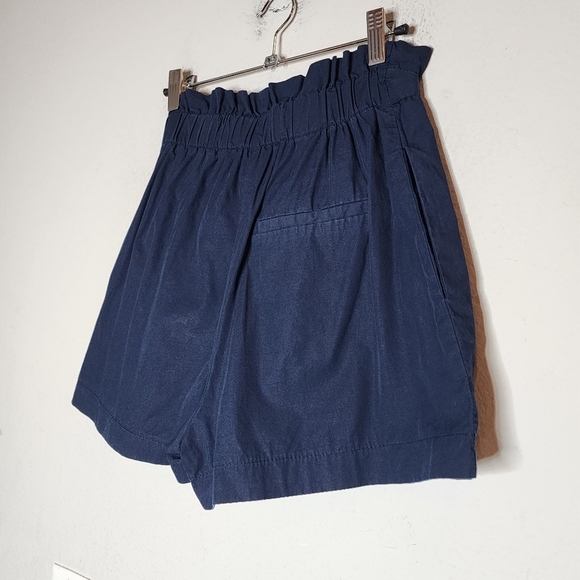 Zara highrise pleated navy shorts with pockets. - Picture 9 of 10